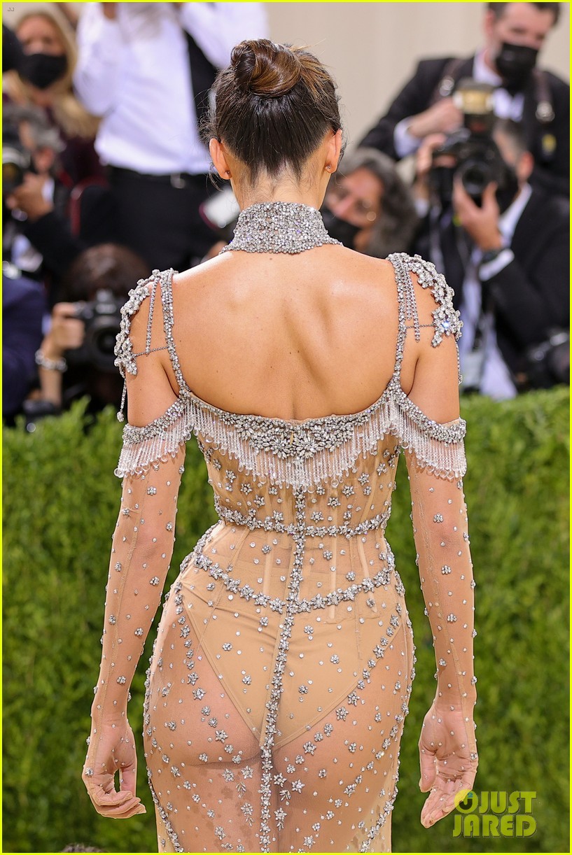 Gigi Hadid Has the Best Reaction to Kendall Jenner at Met Gala 2021