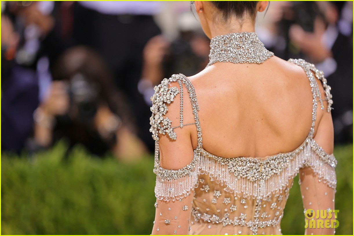 Gigi Hadid Has the Best Reaction to Kendall Jenner at Met Gala 2021