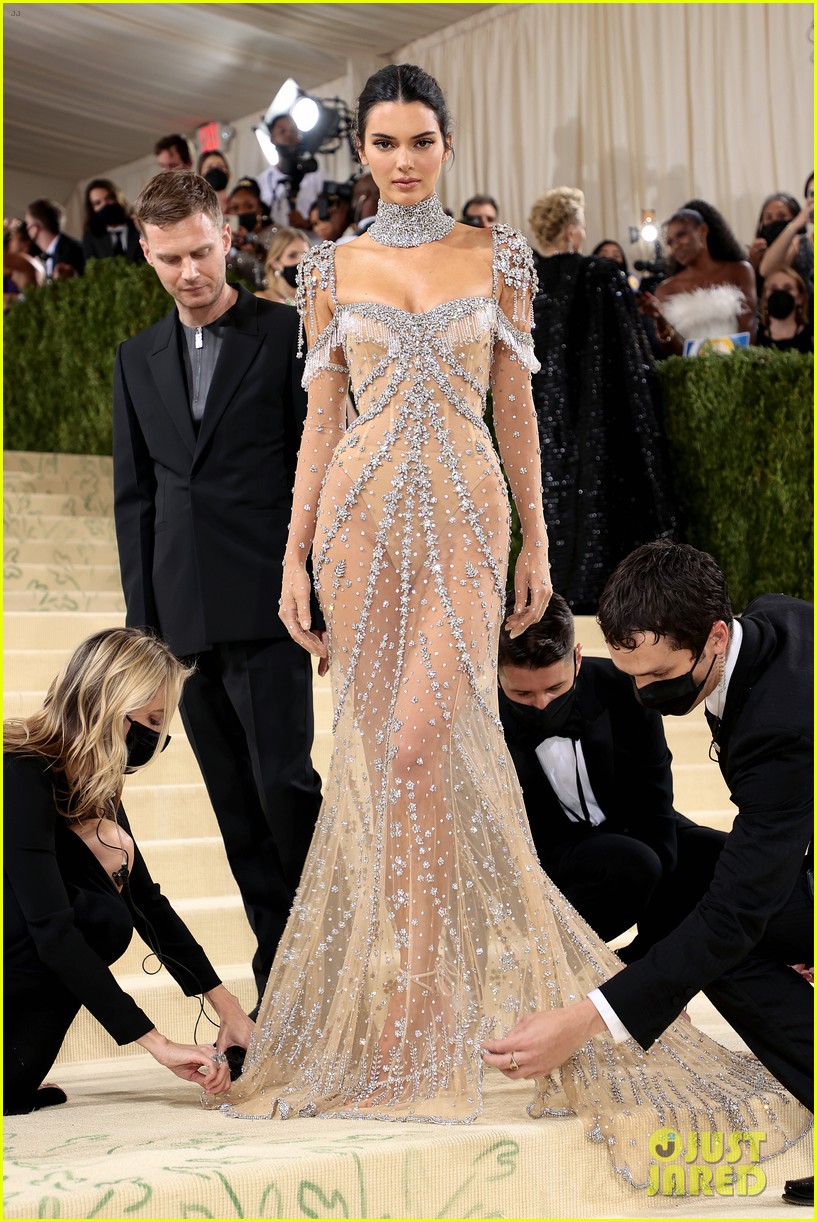 Gigi Hadid Has the Best Reaction to Kendall Jenner at Met Gala 2021