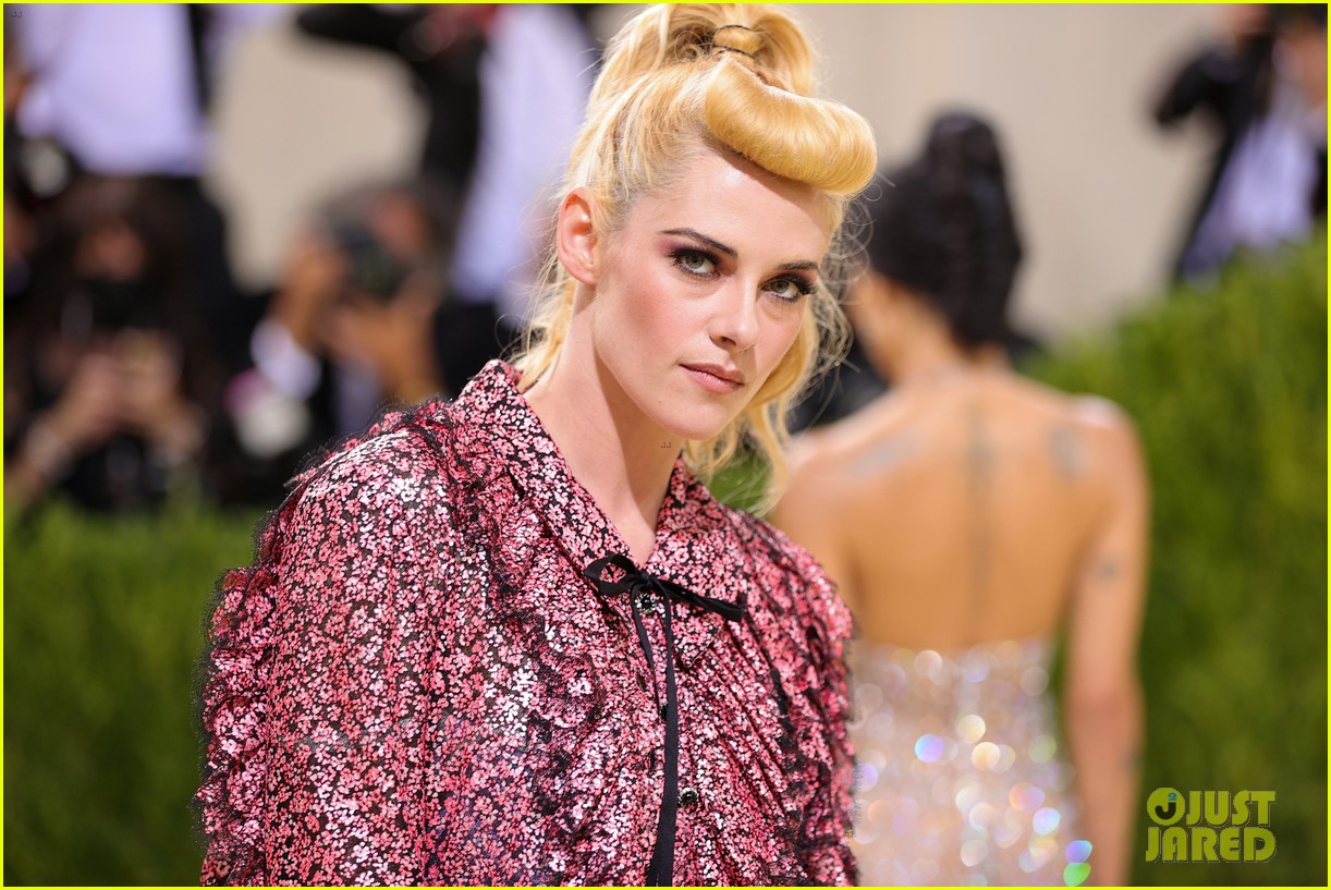 Kristen Stewart Wears Pink Ruffles For Met Gala 2021