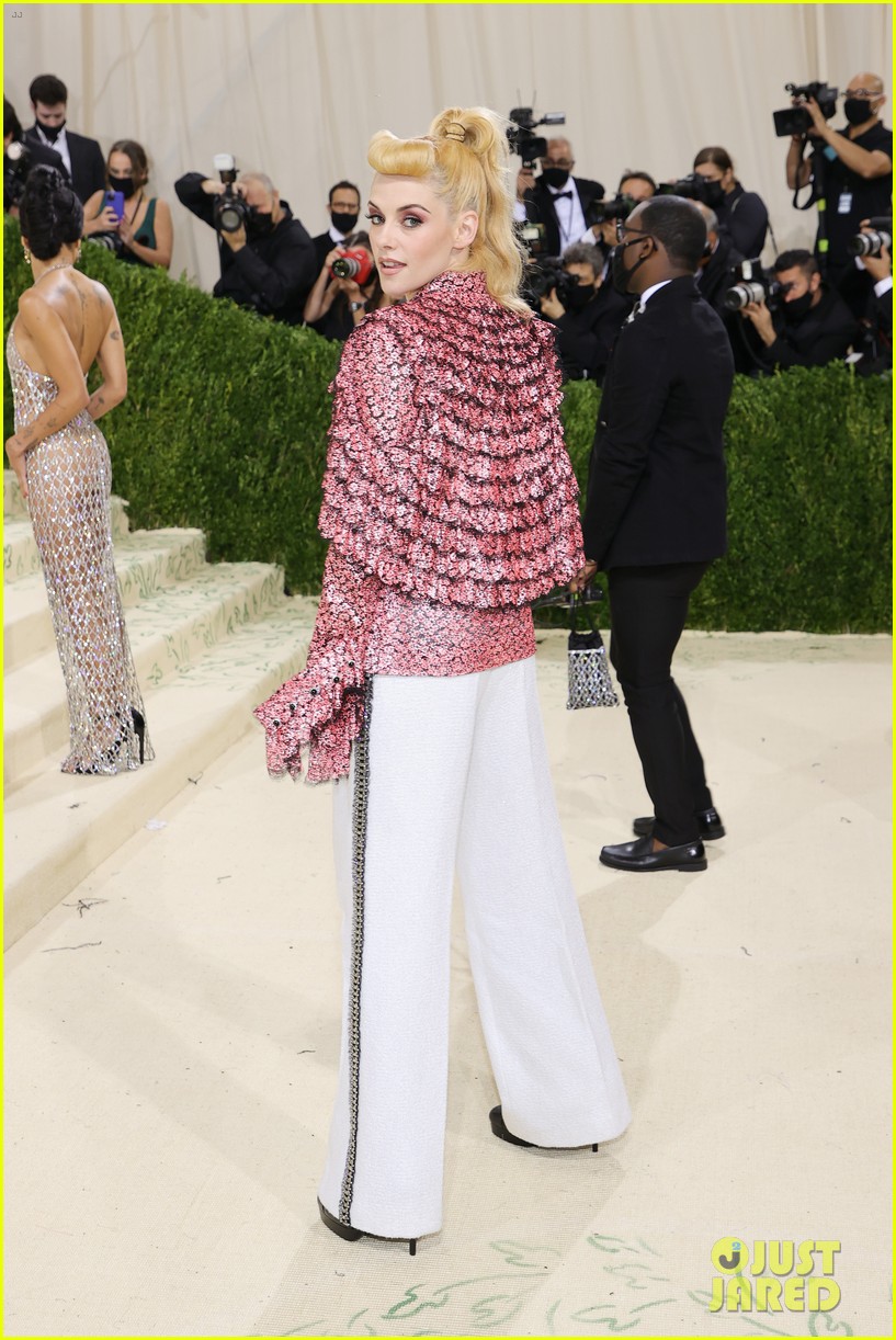 Kristen Stewart Wears Pink Ruffles For Met Gala 2021