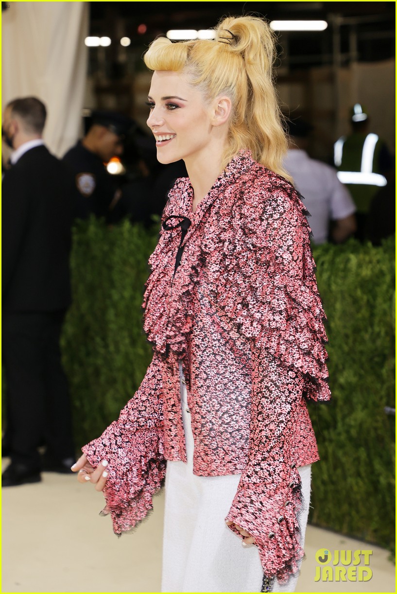 Kristen Stewart Wears Pink Ruffles For Met Gala 2021