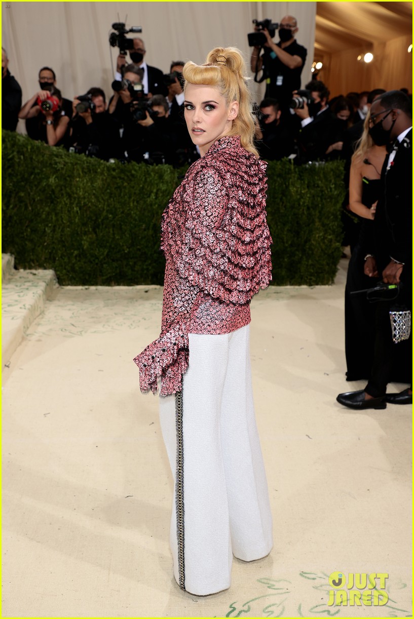 Kristen Stewart Wears Pink Ruffles For Met Gala 2021