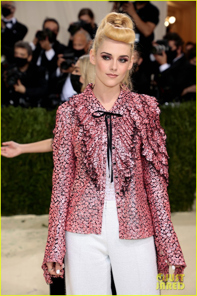 Kristen Stewart Wears Pink Ruffles For Met Gala 2021
