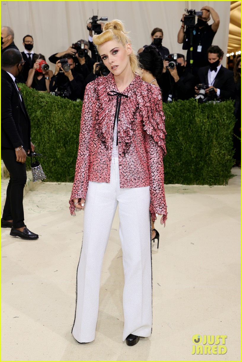 Kristen Stewart Wears Pink Ruffles For Met Gala 2021