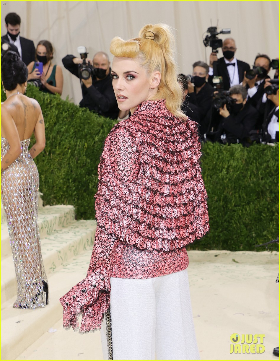 Kristen Stewart Wears Pink Ruffles For Met Gala 2021