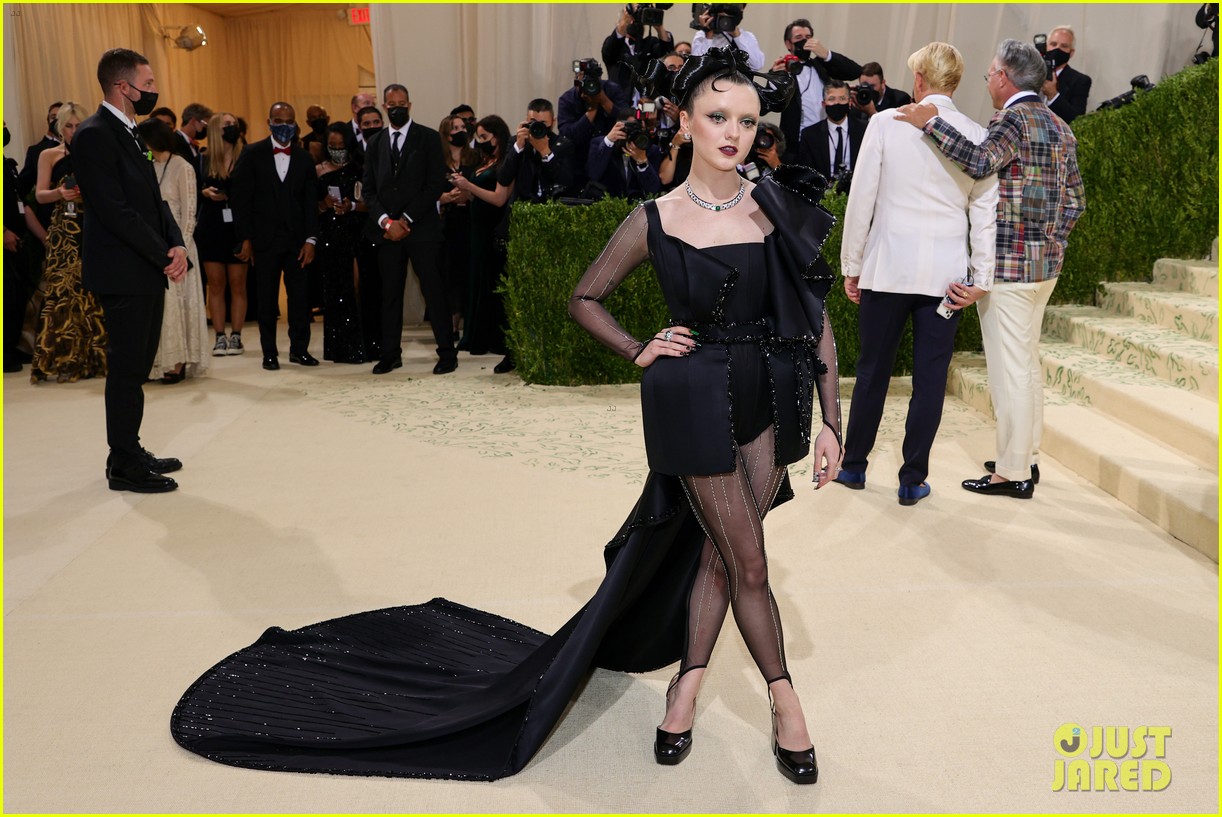 Maisie Williams Is a Super Chic Wednesday Addams at Met Gala 2021