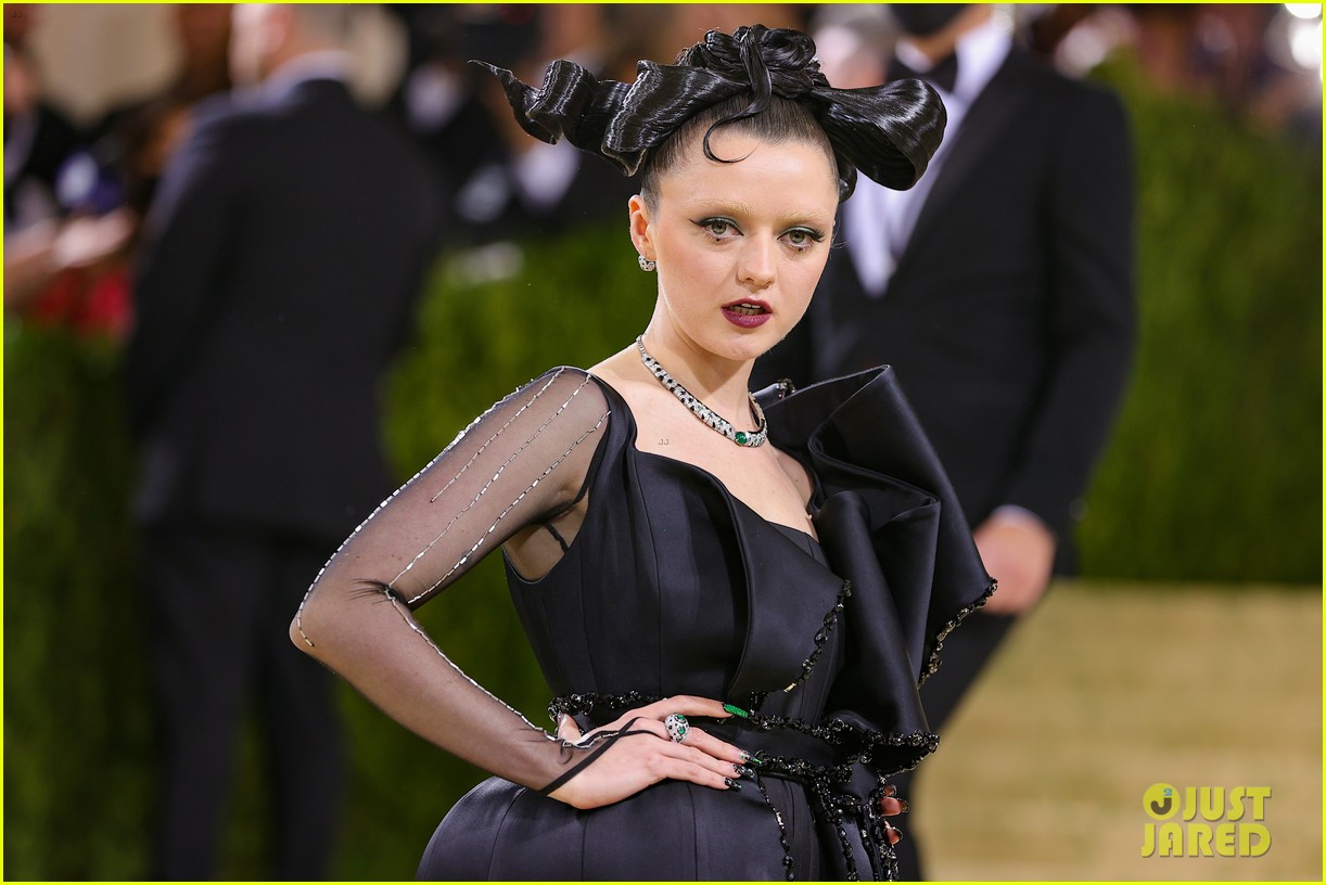 Maisie Williams Is a Super Chic Wednesday Addams at Met Gala 2021