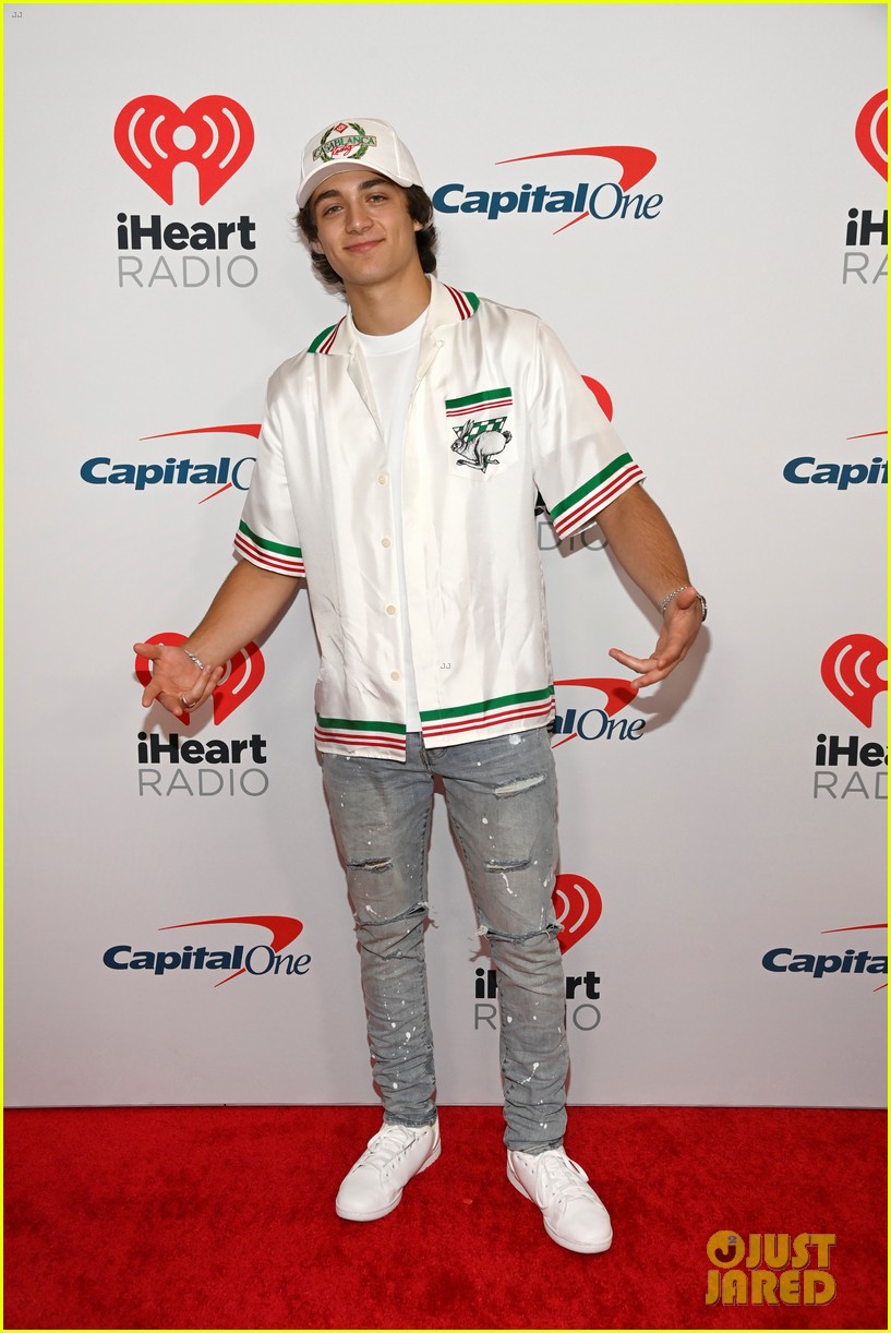 Maddie & Kenzie Ziegler, Tate McRae & More Attend iHeartRadio Music Festival!