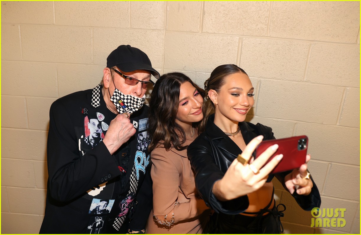 Maddie & Kenzie Ziegler, Tate McRae & More Attend iHeartRadio Music Festival!