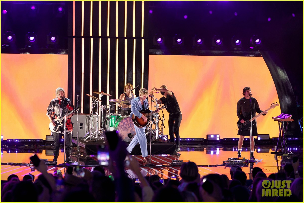 5 Seconds of Summer Sign New Global Record Deal!