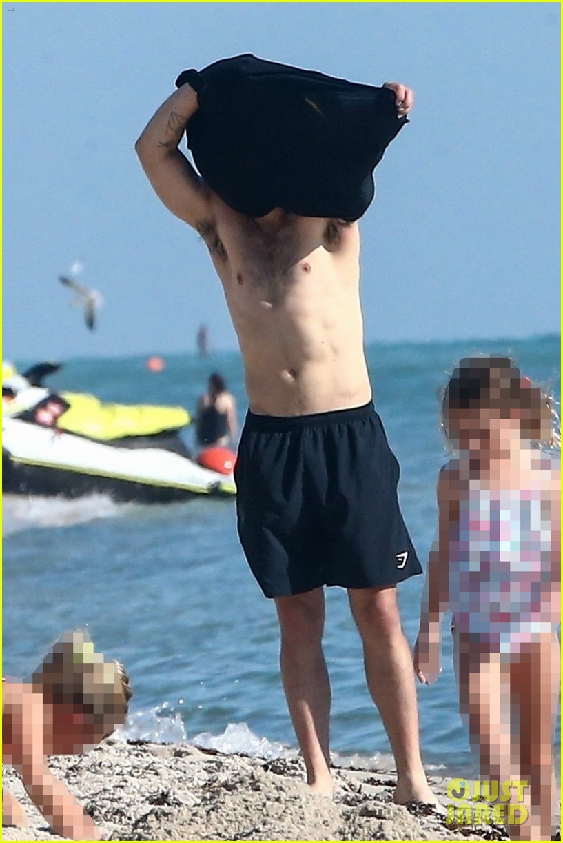 Joe Jonas Is Looking So Hot in These New Beach Pics!