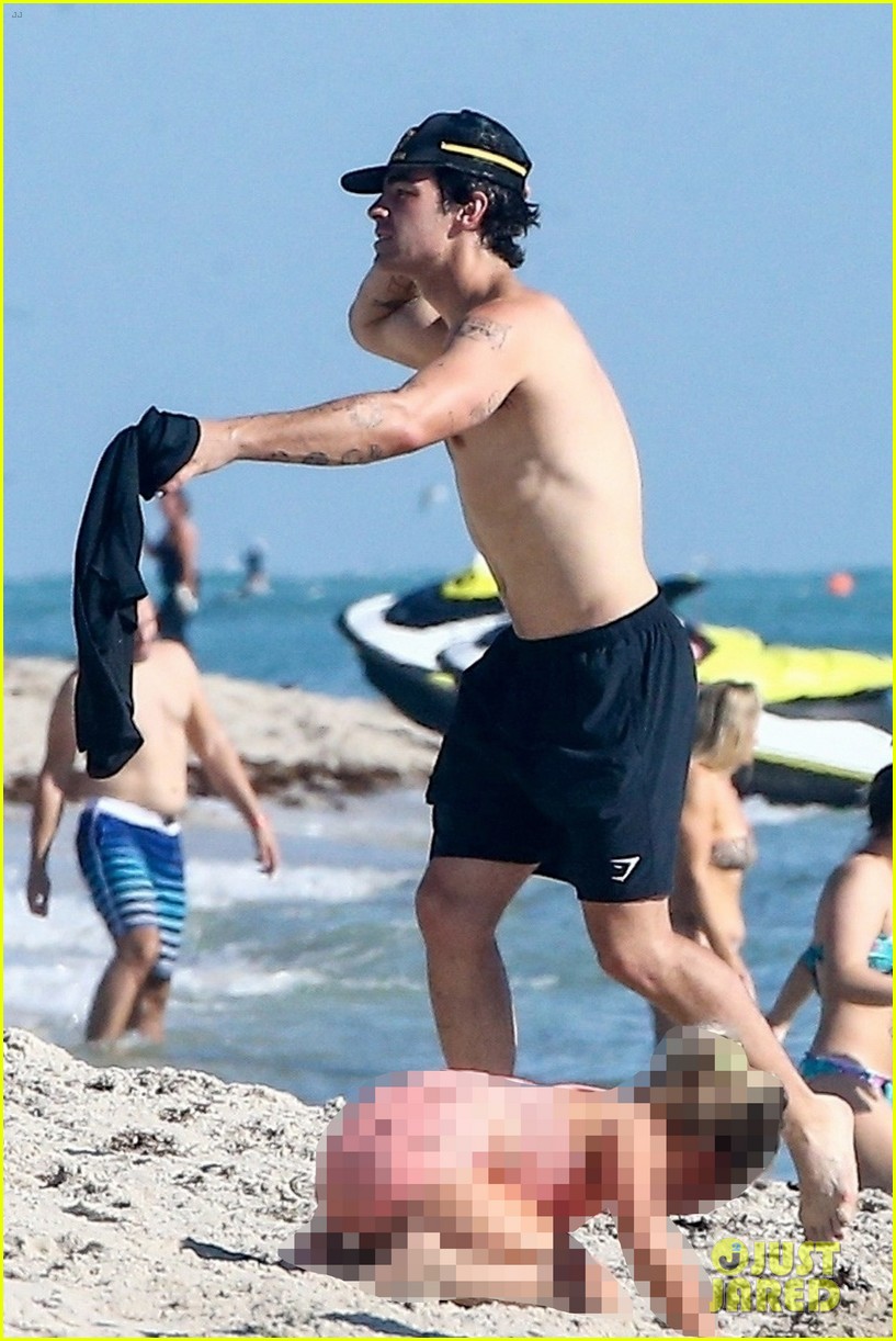 Joe Jonas Is Looking So Hot in These New Beach Pics!