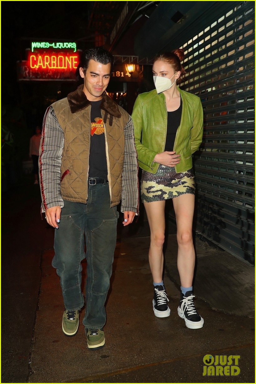 Joe Jonas Enjoys Night Off from Touring with Wife Sophie Turner! (Photos)