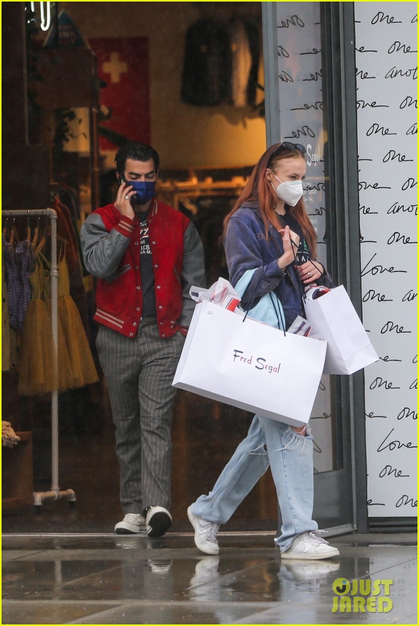 Joe Jonas & Sophie Turner Head Out for a Bite to Eat in Los Angeles