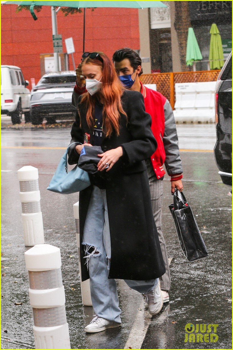 Joe Jonas & Sophie Turner Head Out for a Bite to Eat in Los Angeles