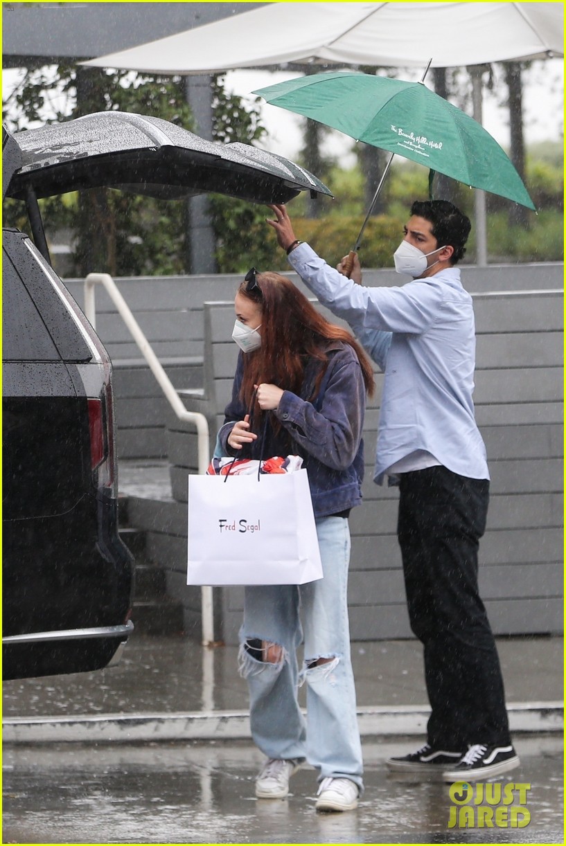 Joe Jonas & Sophie Turner Head Out for a Bite to Eat in Los Angeles