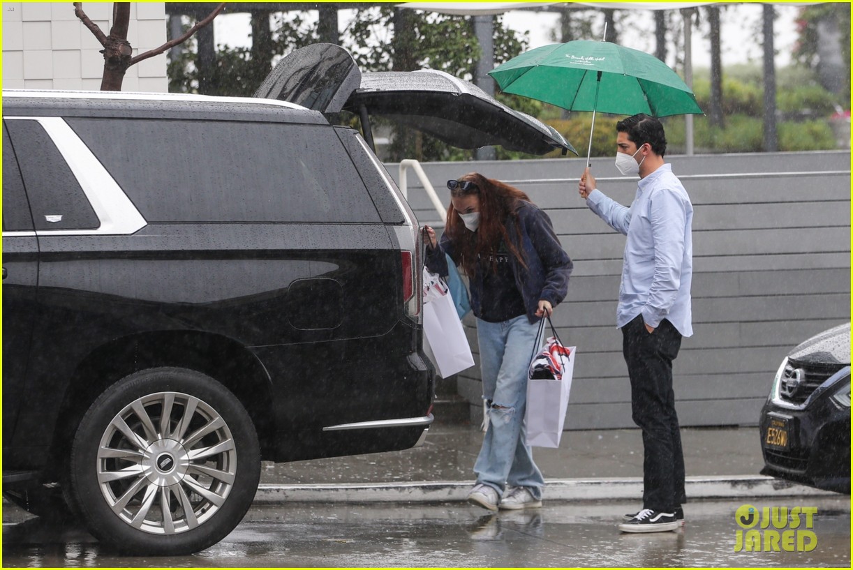 Joe Jonas & Sophie Turner Head Out for a Bite to Eat in Los Angeles