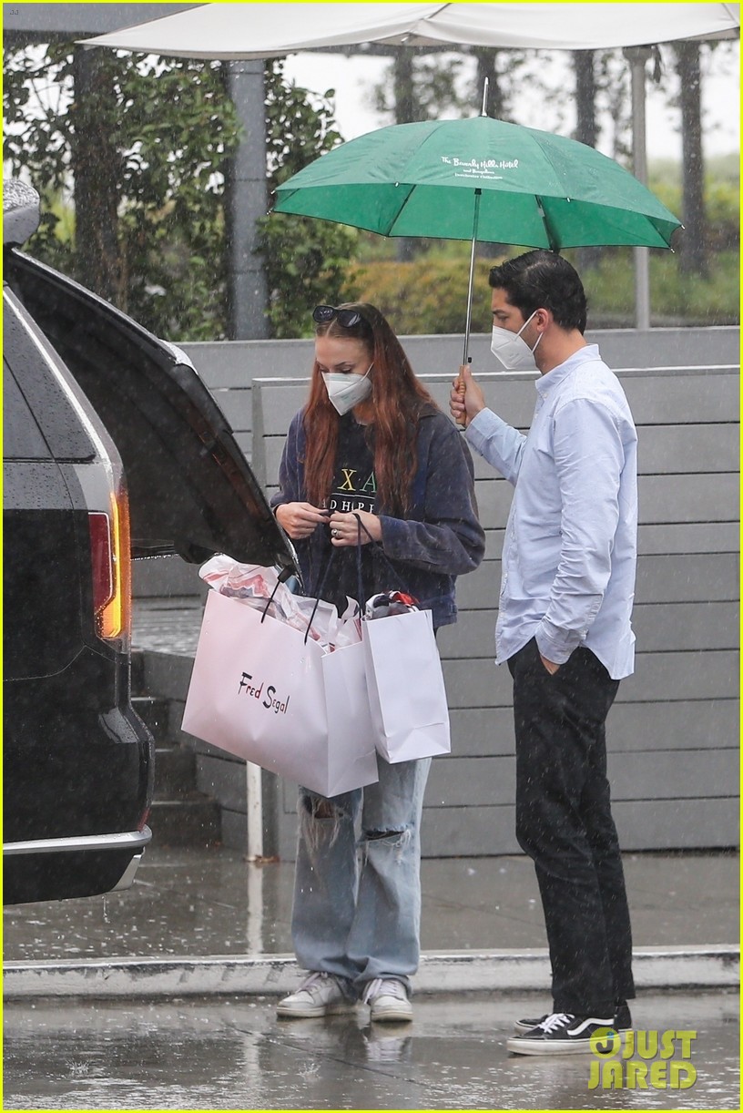 Joe Jonas & Sophie Turner Head Out for a Bite to Eat in Los Angeles