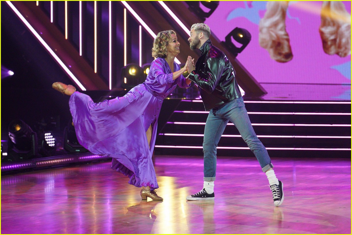 Melora Hardin Has a Slumber Party For 'Dancing With The Stars' 'Grease Night' - Watch!