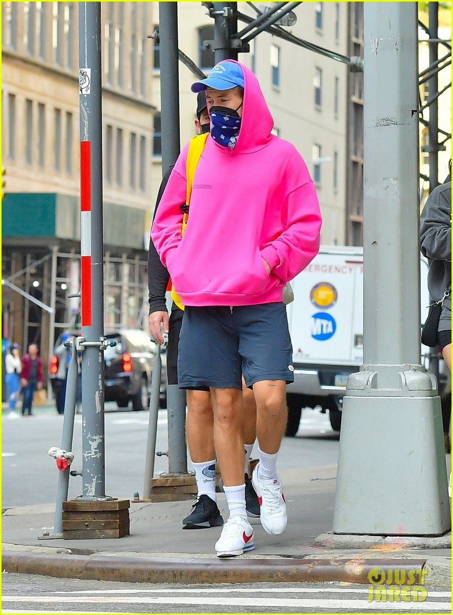 Harry Styles Spends the Day with Some Friends in NYC