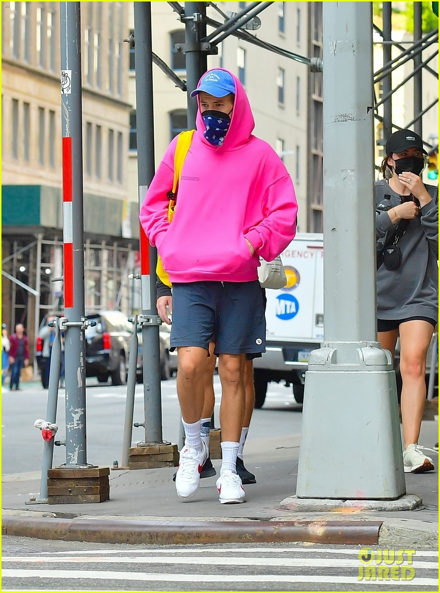 Harry Styles Spends the Day with Some Friends in NYC