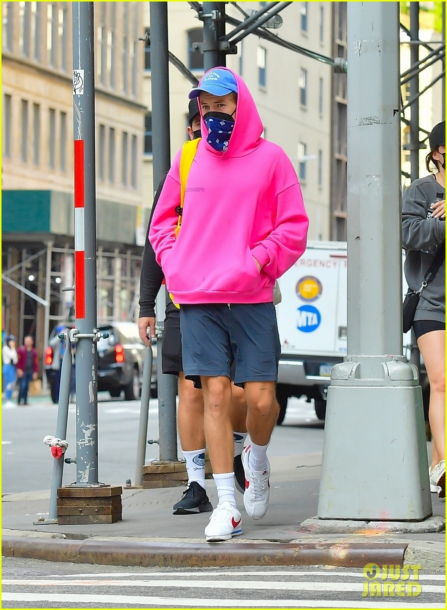 Harry Styles Spends the Day with Some Friends in NYC