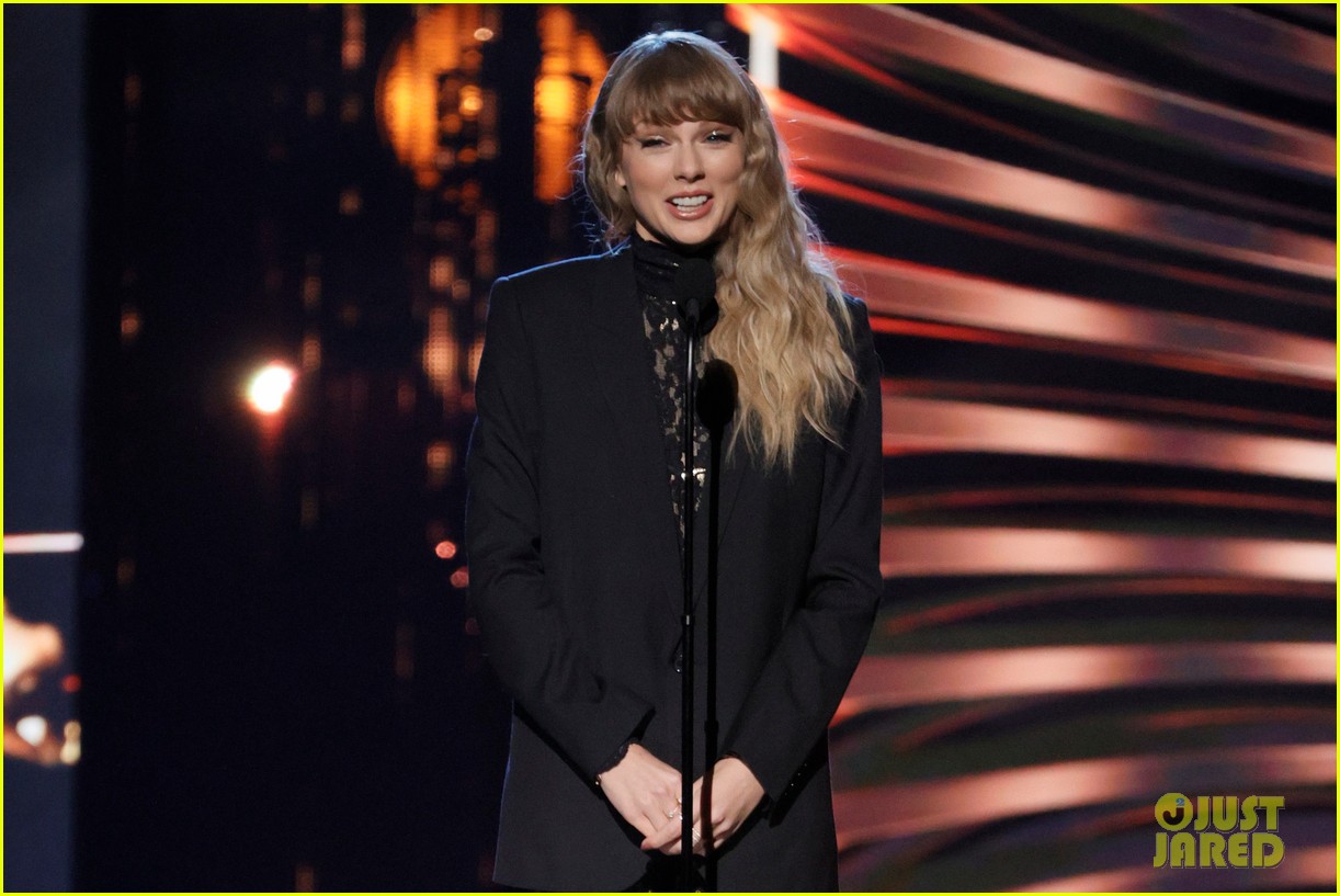 Taylor Swift Opens Rock & Roll Hall of Fame Induction Ceremony While Honoring Carole King!