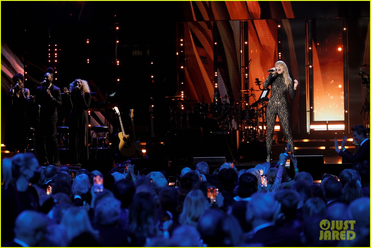 Taylor Swift Opens Rock & Roll Hall of Fame Induction Ceremony While Honoring Carole King!