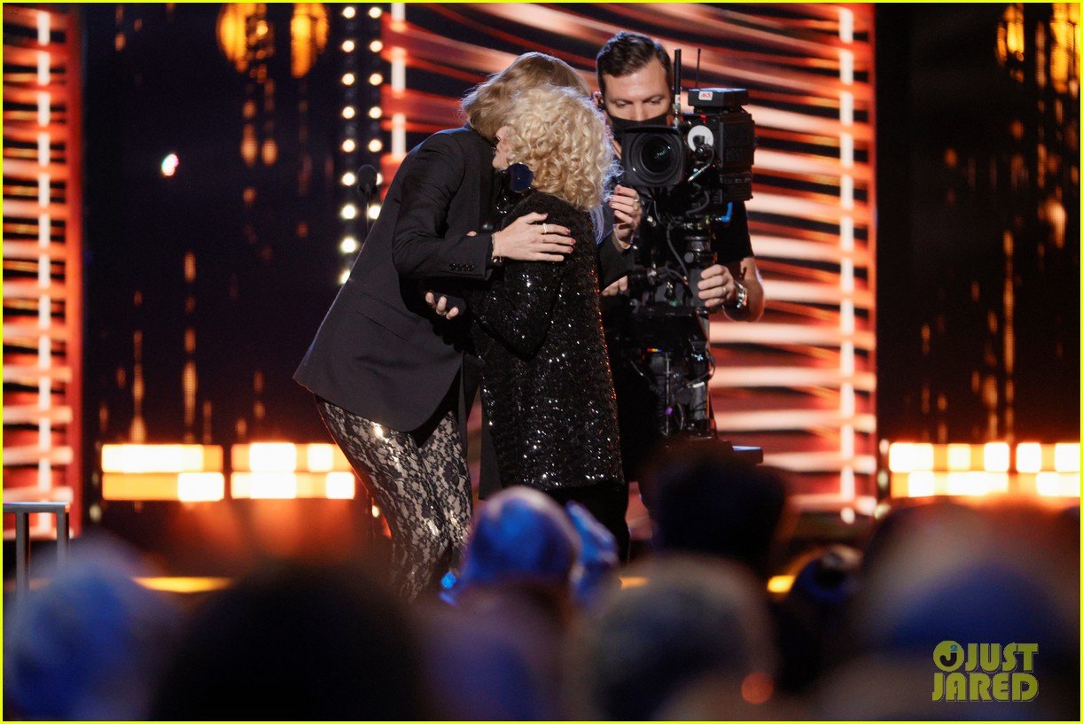 Taylor Swift Opens Rock & Roll Hall of Fame Induction Ceremony While Honoring Carole King!