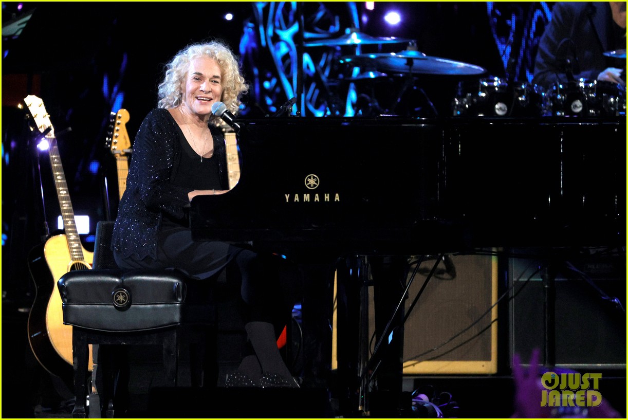 Taylor Swift Opens Rock & Roll Hall of Fame Induction Ceremony While Honoring Carole King!