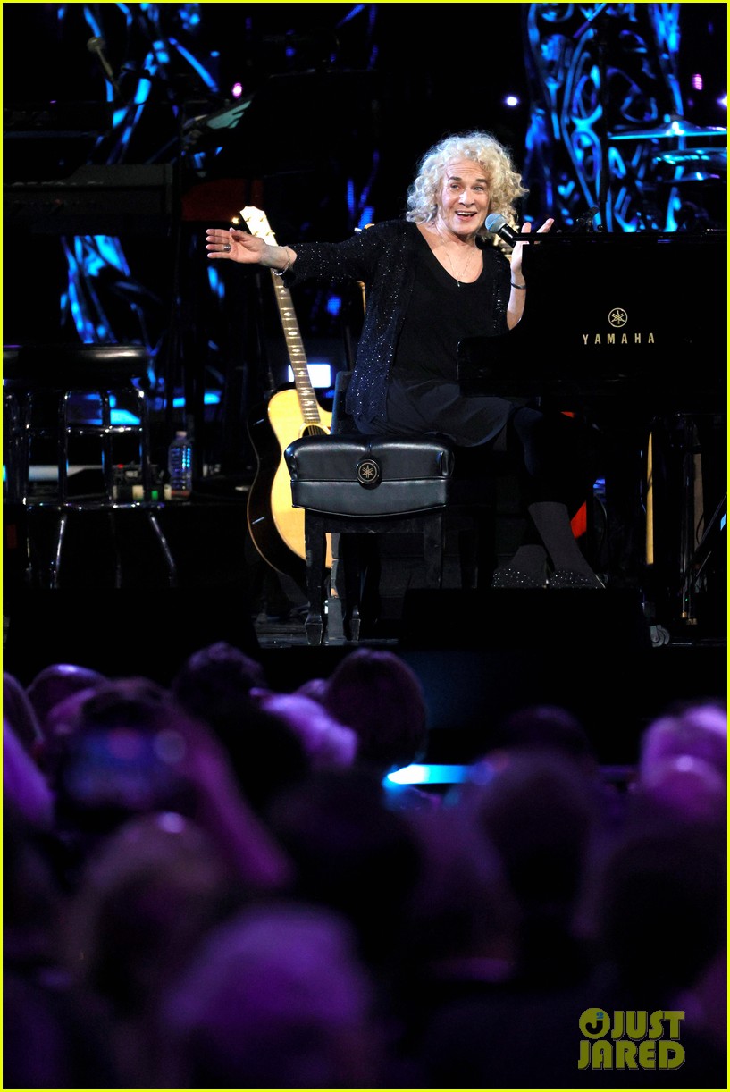 Taylor Swift Opens Rock & Roll Hall of Fame Induction Ceremony While Honoring Carole King!
