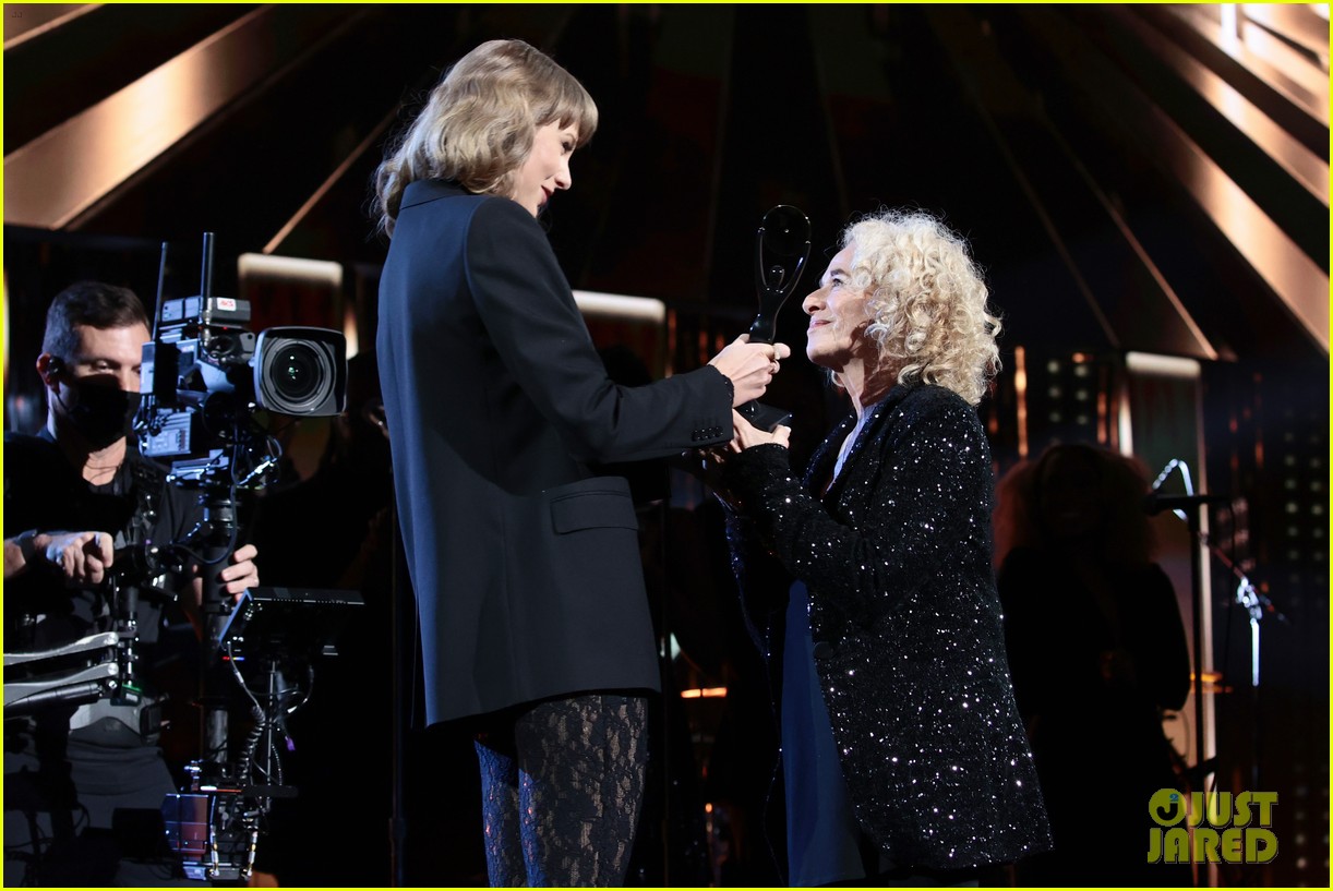 Taylor Swift Opens Rock & Roll Hall of Fame Induction Ceremony While Honoring Carole King!