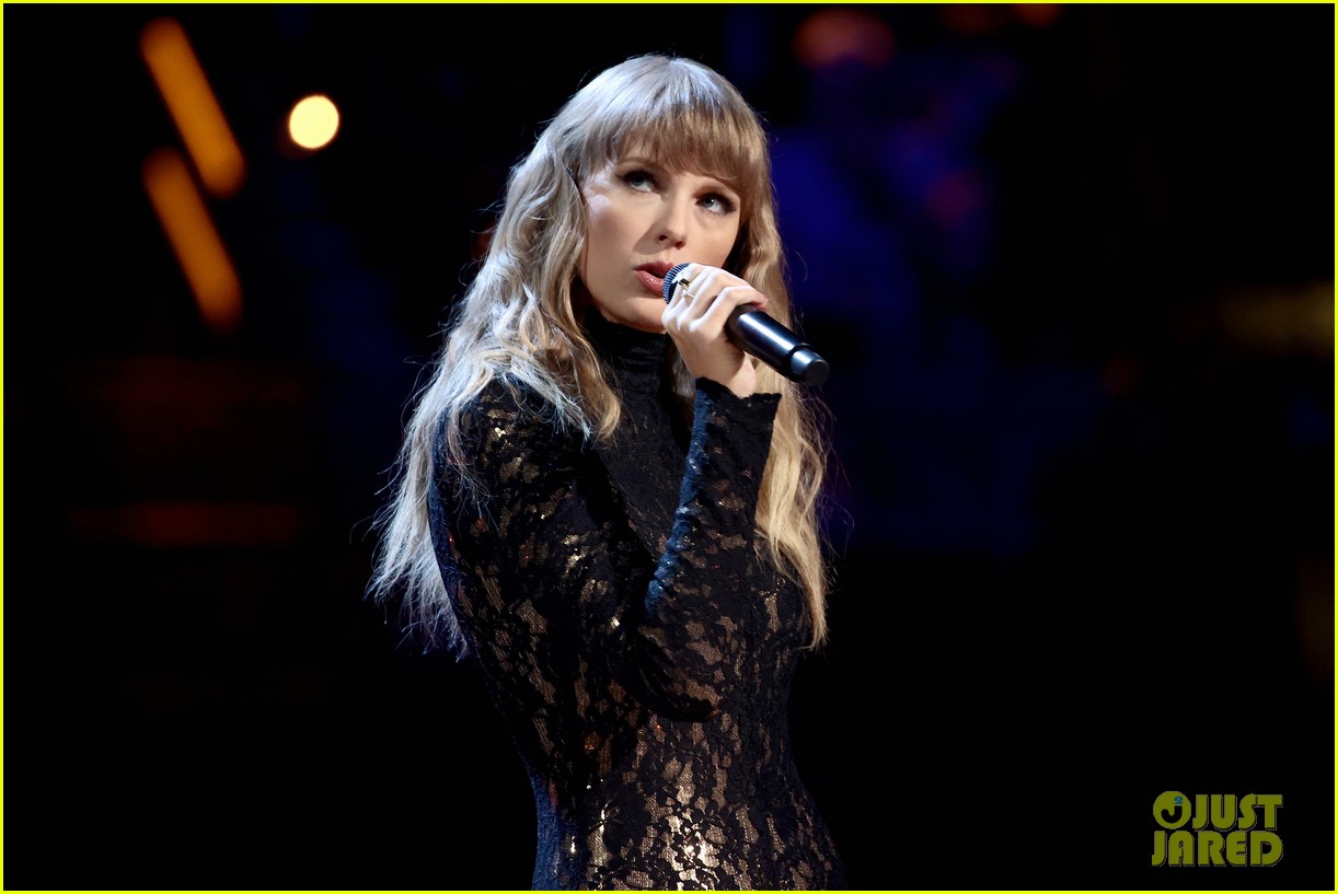 Taylor Swift Opens Rock & Roll Hall of Fame Induction Ceremony While Honoring Carole King!