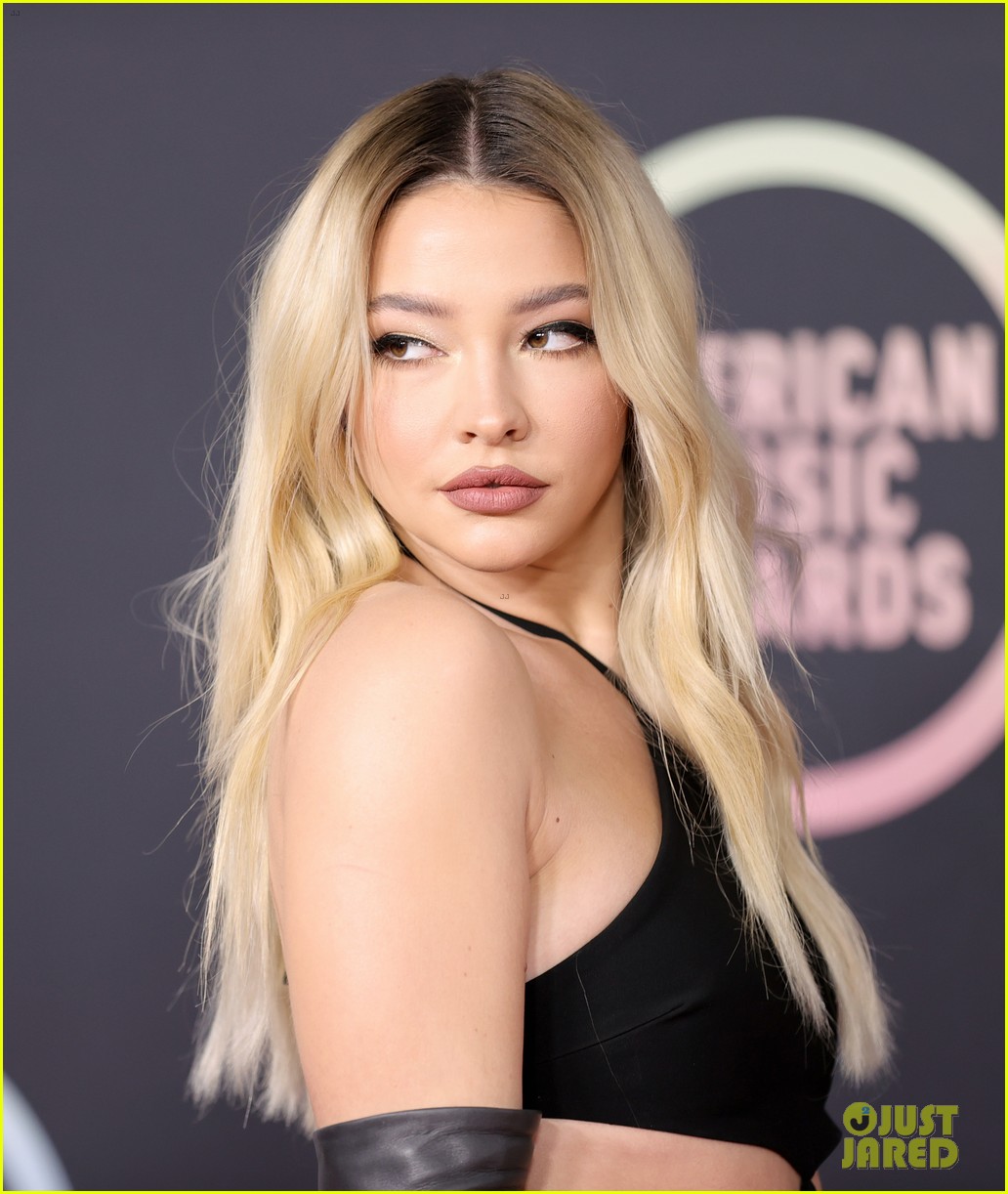 Madelyn Cline Steps Out in Style for American Music Awards 2021