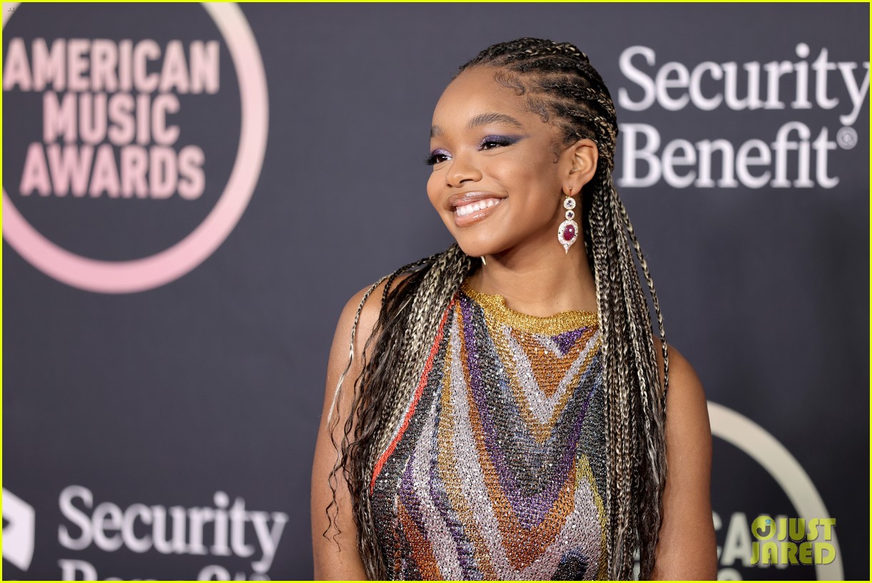 JoJo Siwa Stuns in An Elegant Black Gown at American Music Awards 2021