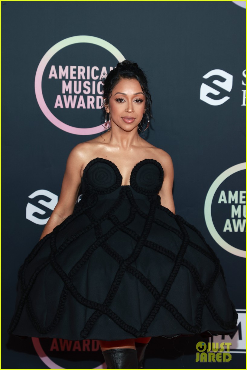 JoJo Siwa Stuns in An Elegant Black Gown at American Music Awards 2021