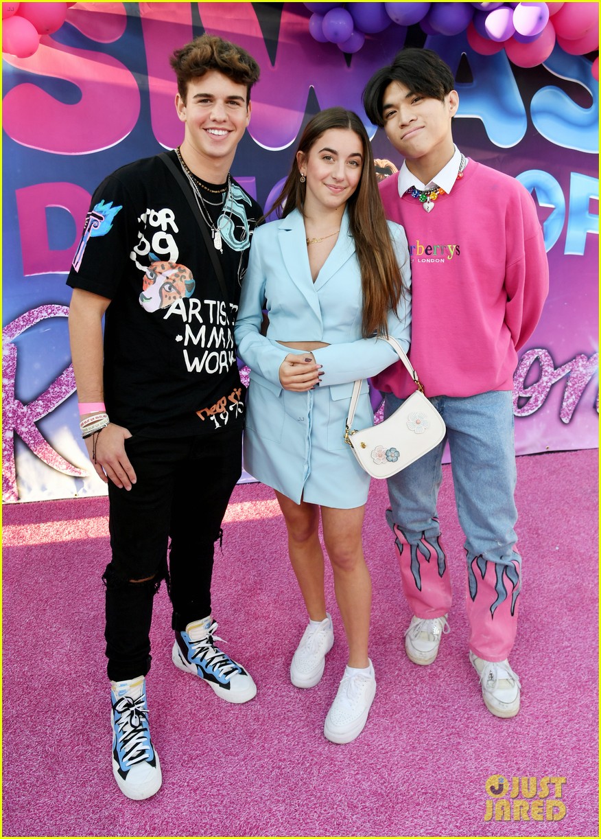 JoJo Siwa & Mom Jessalynn Attend 'Siwas Dance Pop Revolution' Premiere!