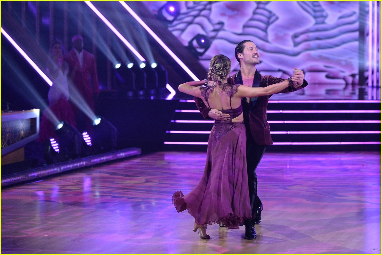 'DWTS' Foxtrot Relay: Watch JoJo Siwa, Olivia Jade & Jimmie Allen!