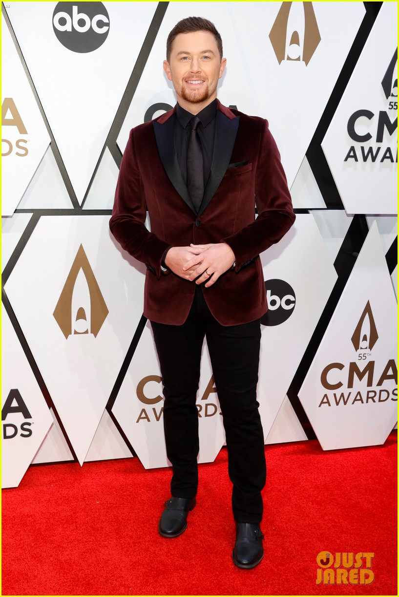 Kelsea Ballerini Wins Her First Ever Trophies at CMA Awards 2021!