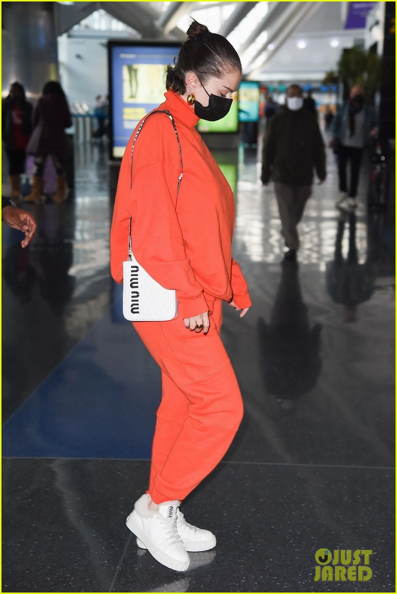 Selena Gomez Heads Home For The Thanksgiving Holiday