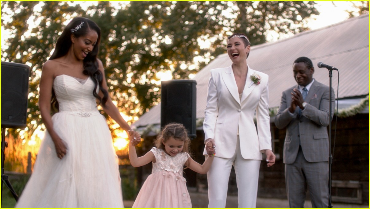 'Supergirl' Series Finale Brings Back Old Friends, Alex & Kelly Get Married (Photos)