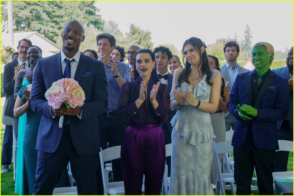 'Supergirl' Series Finale Brings Back Old Friends, Alex & Kelly Get Married (Photos)