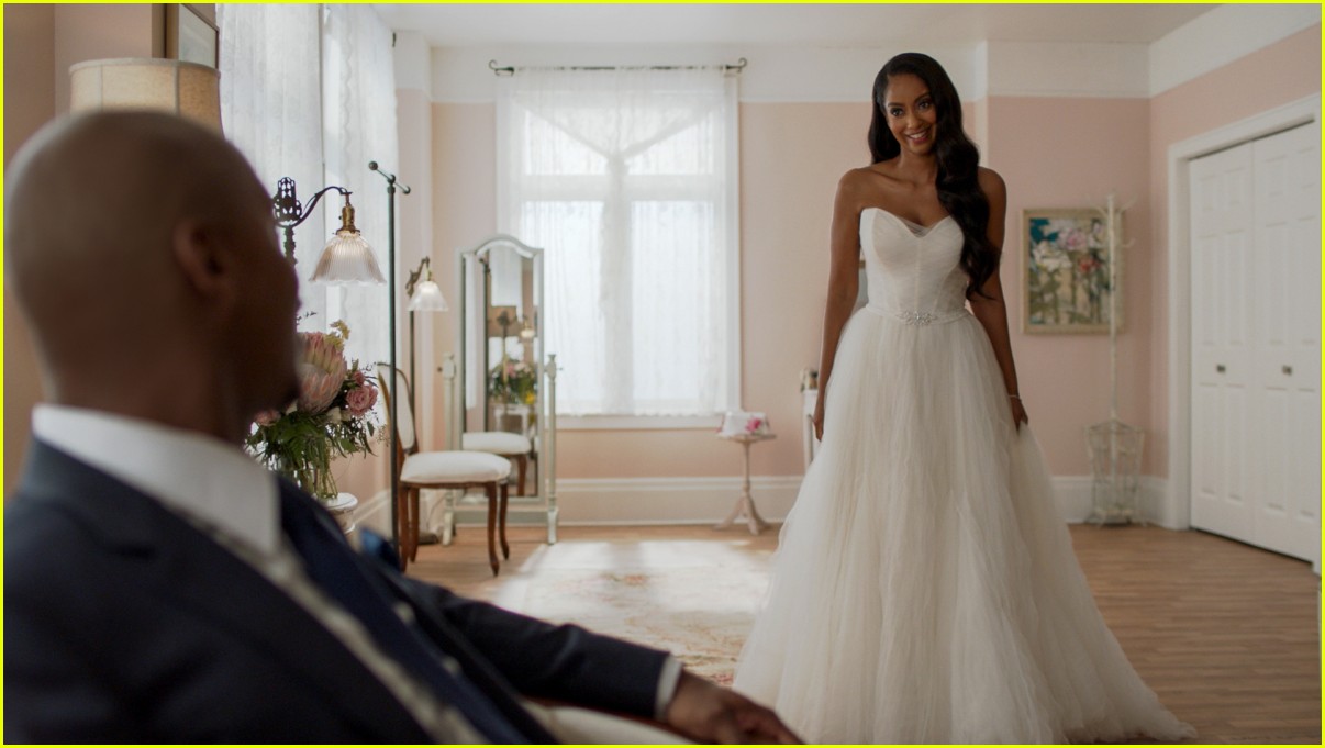 'Supergirl' Series Finale Brings Back Old Friends, Alex & Kelly Get Married (Photos)
