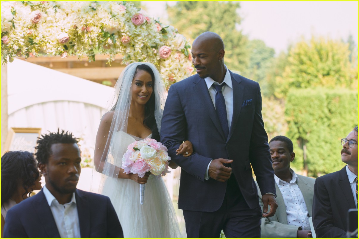 'Supergirl' Series Finale Brings Back Old Friends, Alex & Kelly Get Married (Photos)