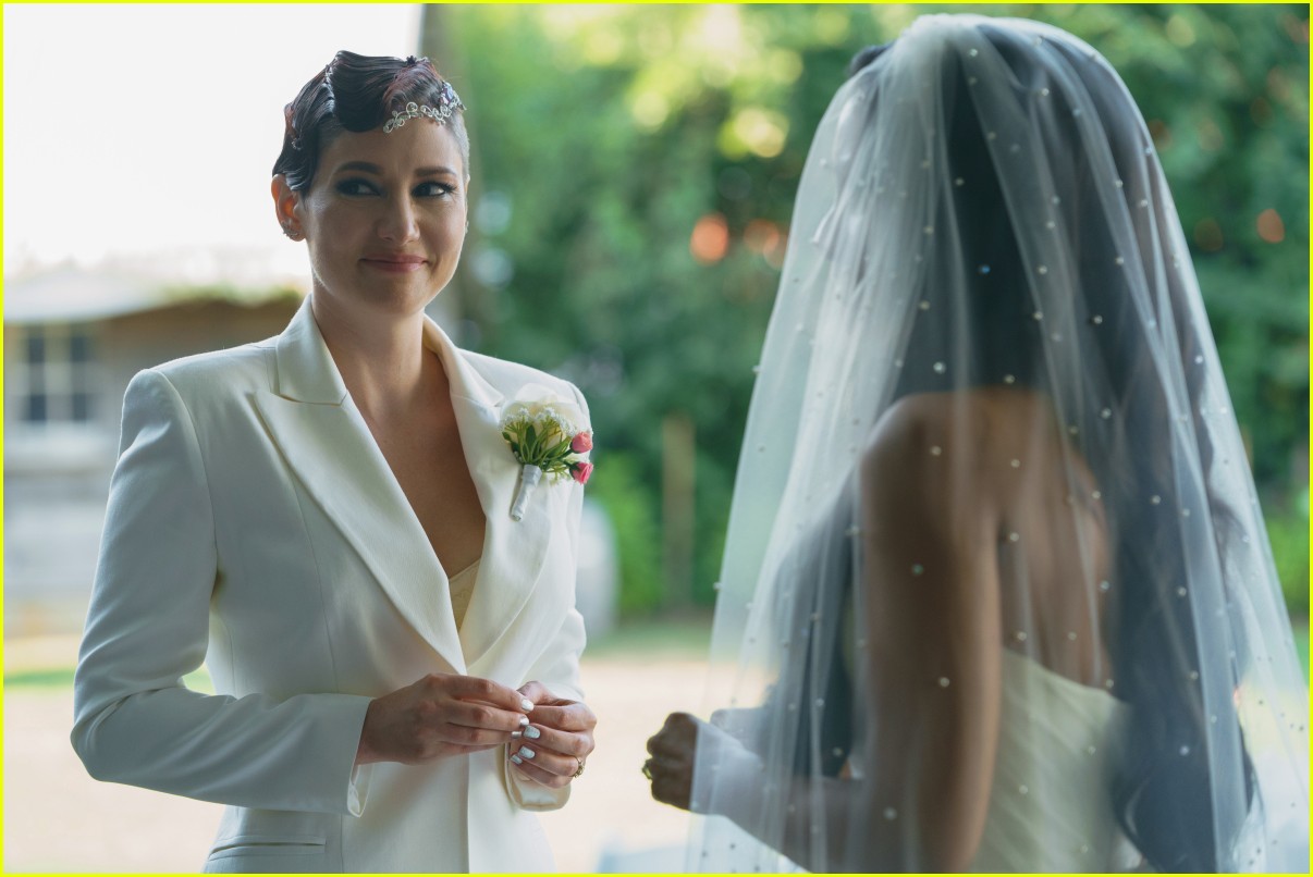 'Supergirl' Series Finale Brings Back Old Friends, Alex & Kelly Get Married (Photos)