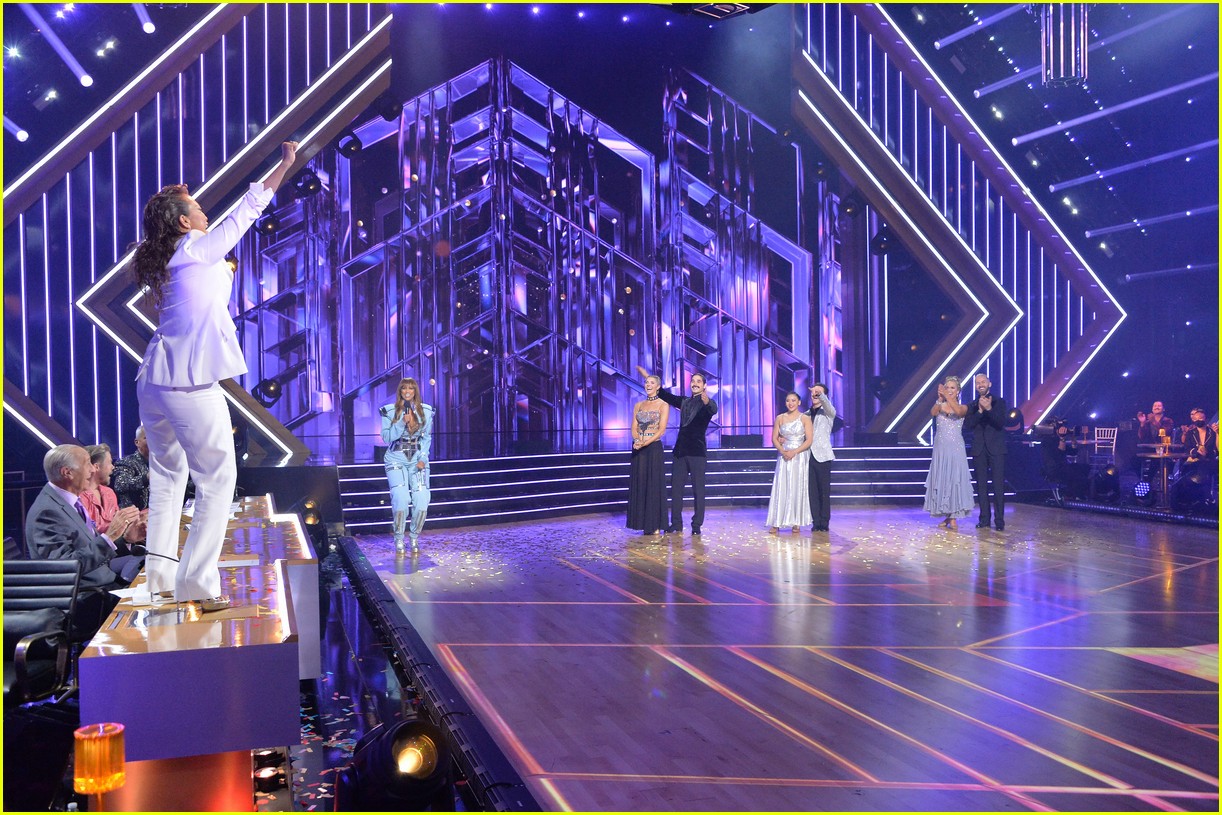 'DWTS' Viennese Waltz Relay: Watch Melora Hardin, Suni Lee & Amanda Kloots!