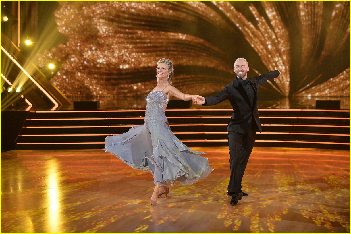 'DWTS' Viennese Waltz Relay: Watch Melora Hardin, Suni Lee & Amanda Kloots!