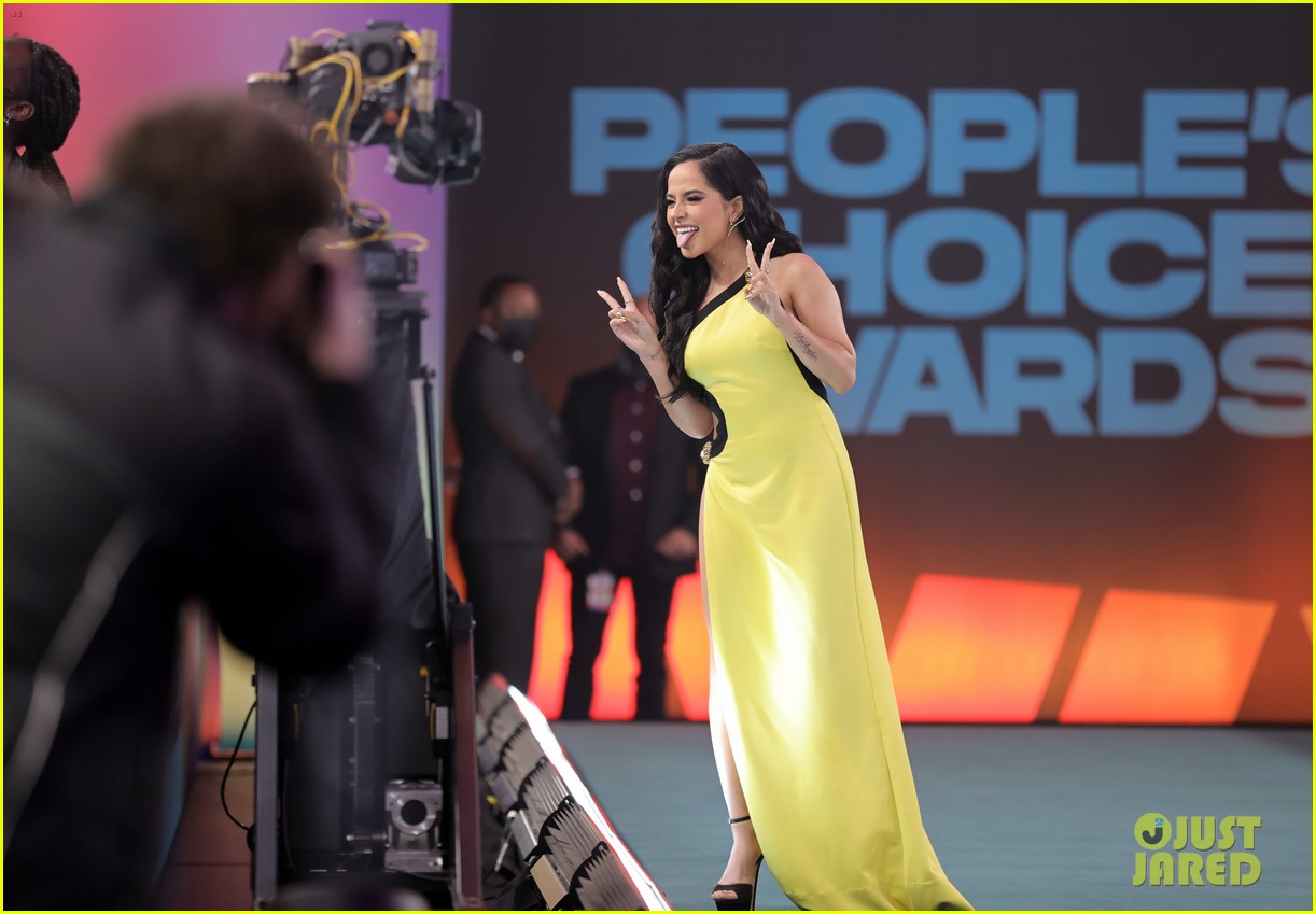 Becky G Shows Some Leg at People's Choice Awards 2021