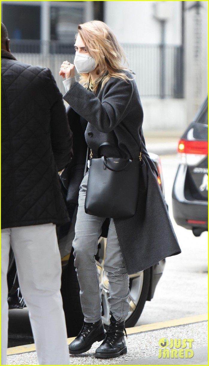 Cara Delevingne Spotted Landing in NYC with Another Famous Star!